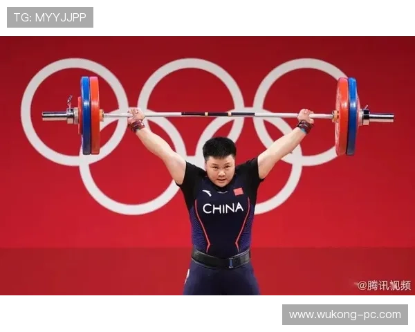 汪周雨今天居然穿运动鞋配皮西装，这造型谁能顶得住？