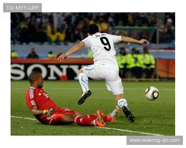 守门员犯规判罚要点：禁区内点球与红牌界定