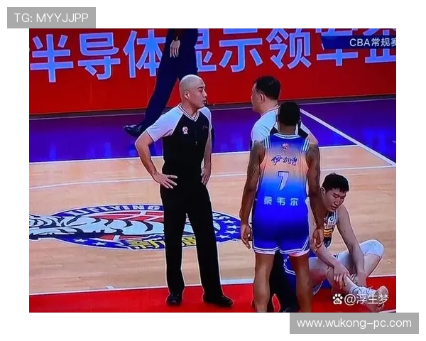 篮球比赛中，抢篮板时如何判定犯规行为详解？